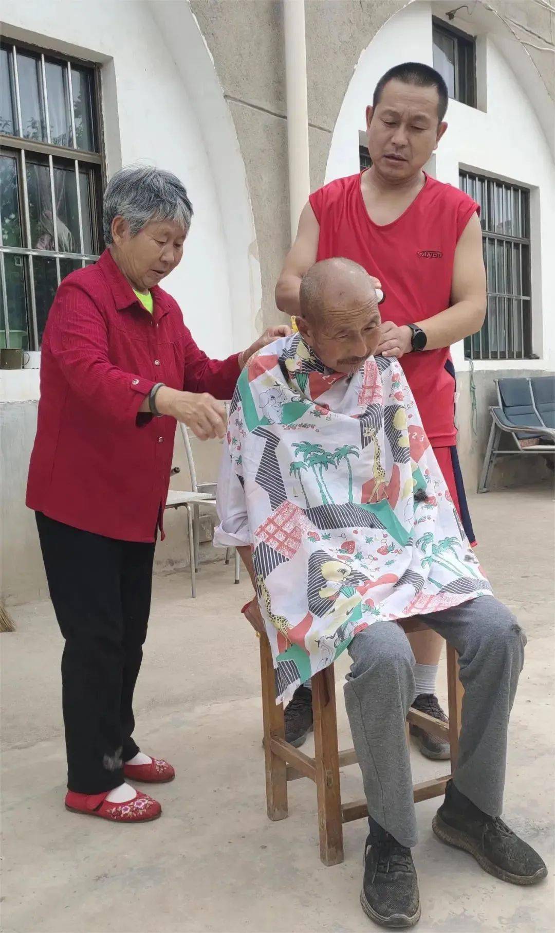 村干部结对帮扶中,帮扶干部刘燕斌给三个老人一起过生日并买了新衣服