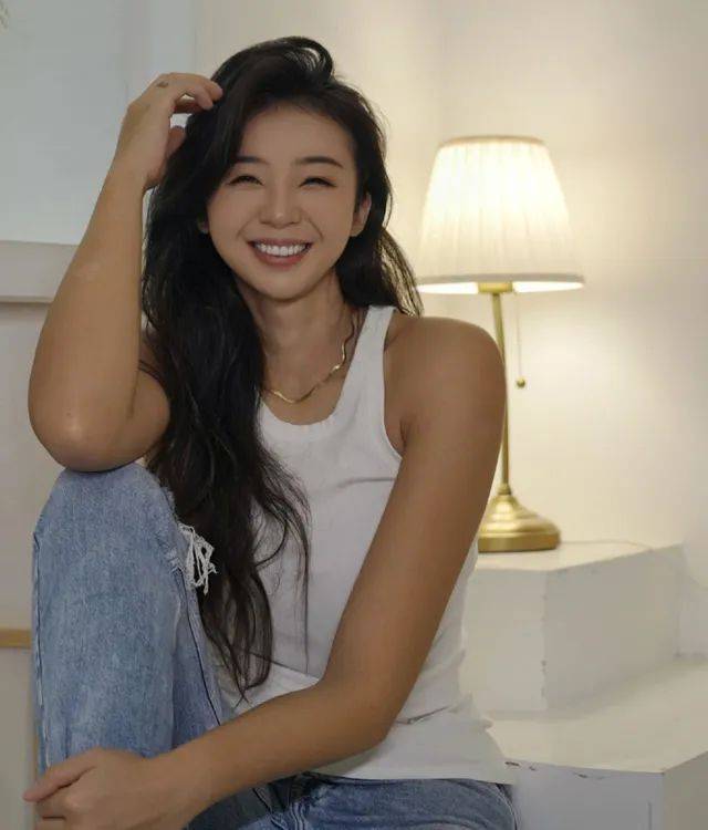 nba第一美女记者晒照,牛仔裤 白上衣,韵味十足,魅力挡不住_张曼源