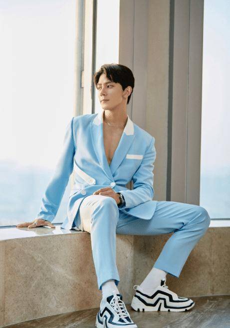 夏之光身材真不赖,穿西装坐下暴露"秘密",腹肌让人小鹿乱撞_风格_感觉