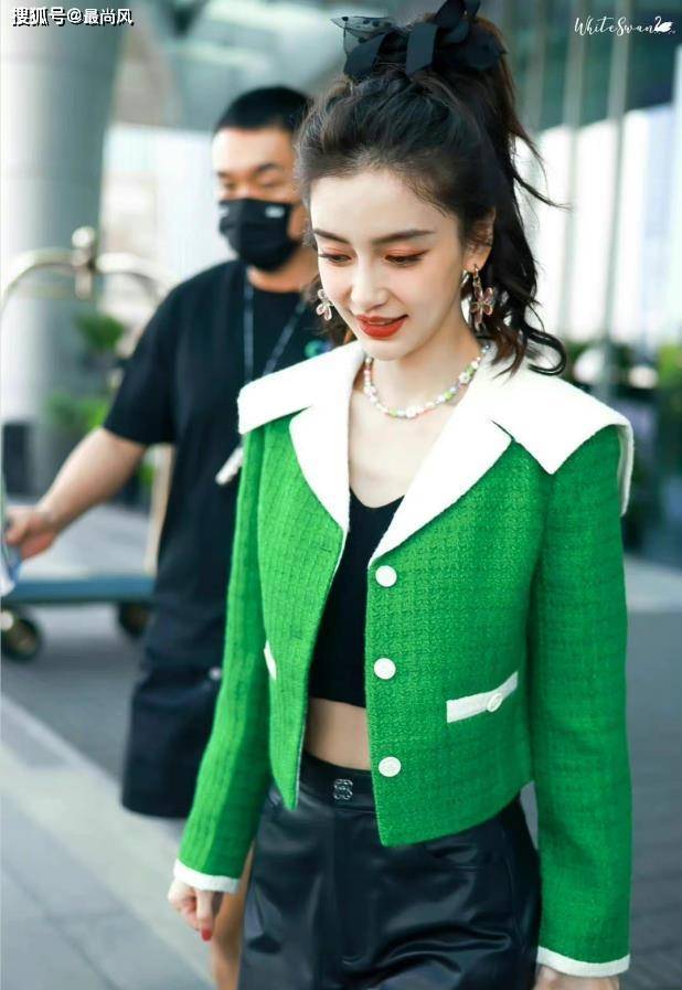杨颖真是个衣架子,绿色小香风外套 黑色皮裤,身材太绝了_baby_造型