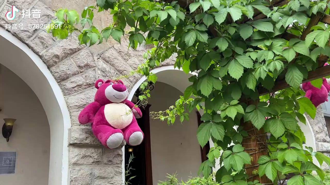 真好,只需要走到经三路,就能打卡这么可爱的草莓熊啦!