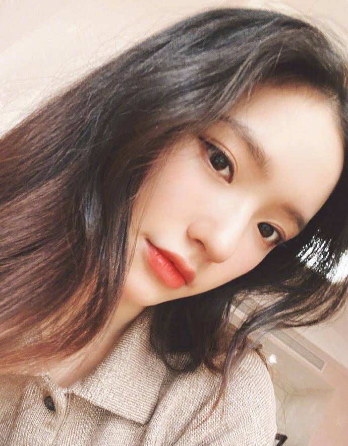 24岁林允晒最新自拍,茶色上衣蓬松头发,美出少女感_造型_标签_近照