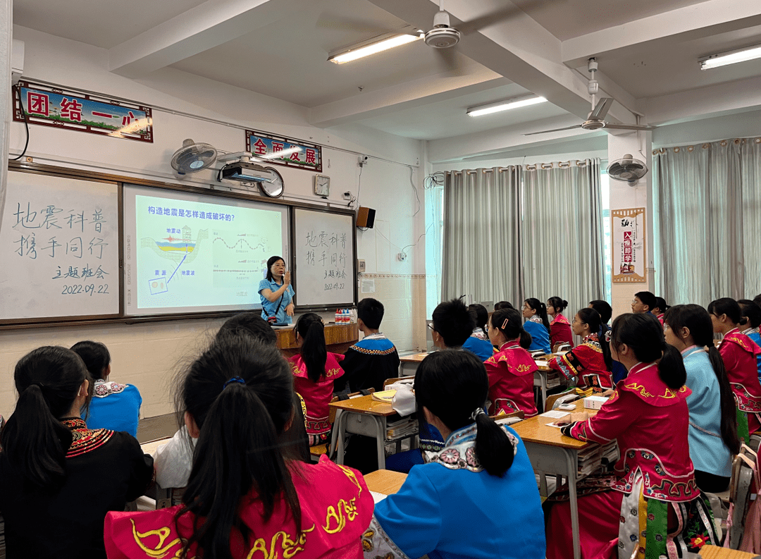 先后在隆林民族中学,百色工业投资集团指导开展应急演练,提升学校师生