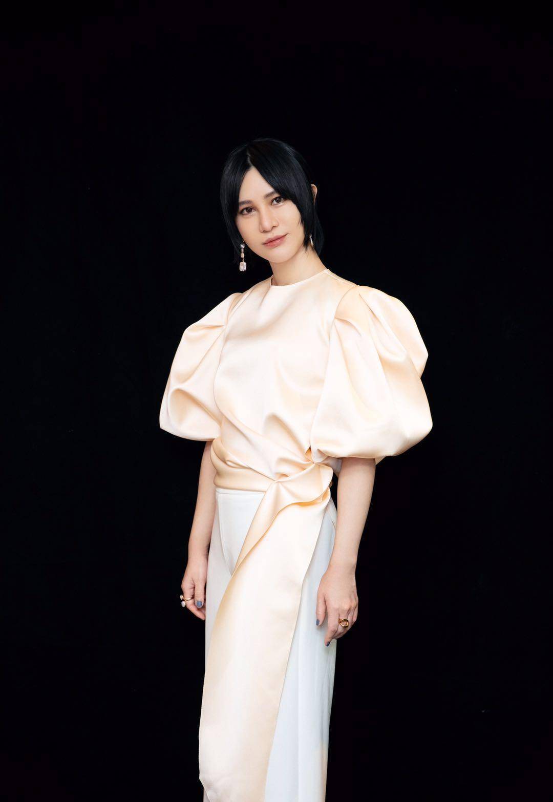 尚雯婕穿搭让人眼前一亮,穿这一身连衣裙,少女感很浓