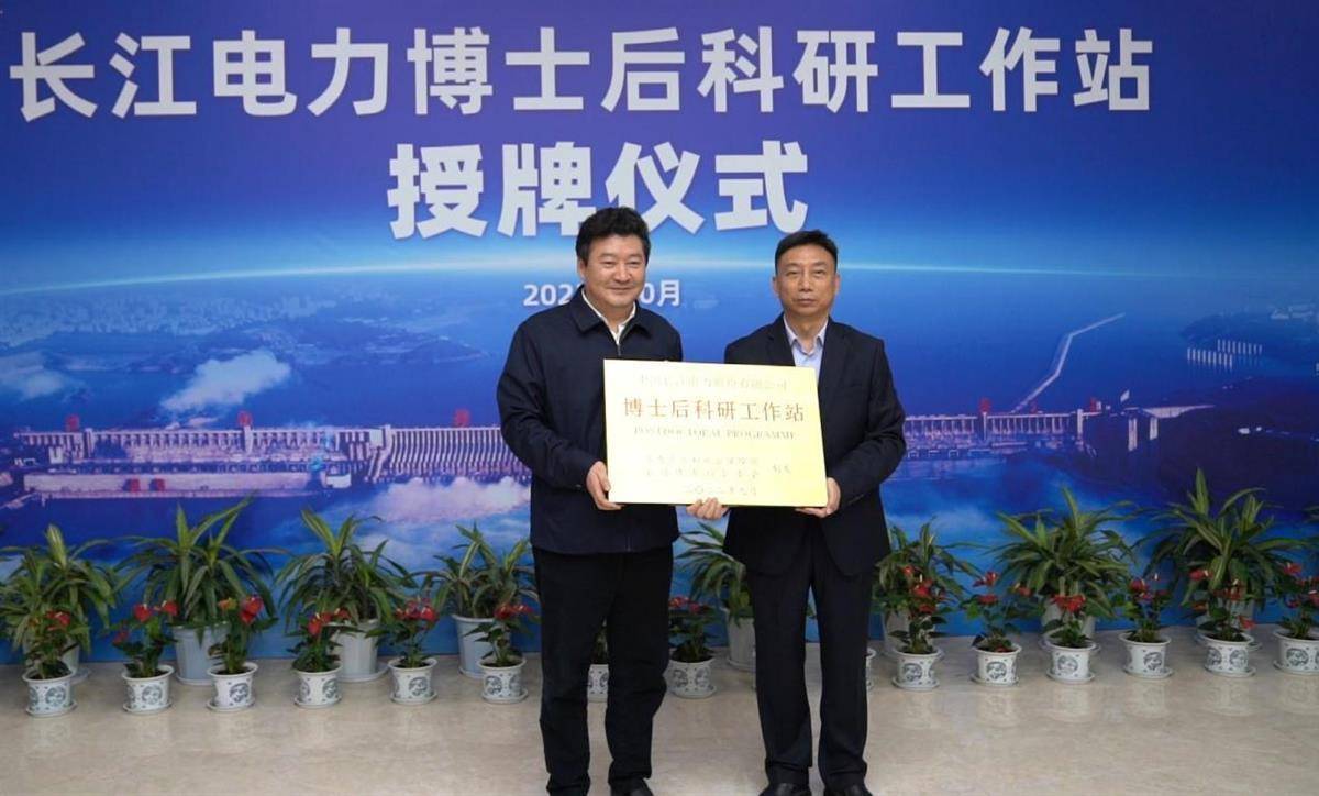 通讯员姜雅丽 陈曦)10月26日,宜昌市人社局党组书记,局长向军为中国