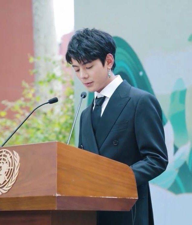 丁真就自己走红一年发文感谢,这一年他都做了什么,凭什么走红?