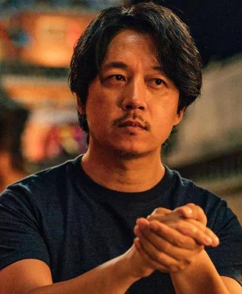 才过了几年就朝着邋遢大叔的方向走去,摇身一变蓄起胡子,皮肤也晒黑了