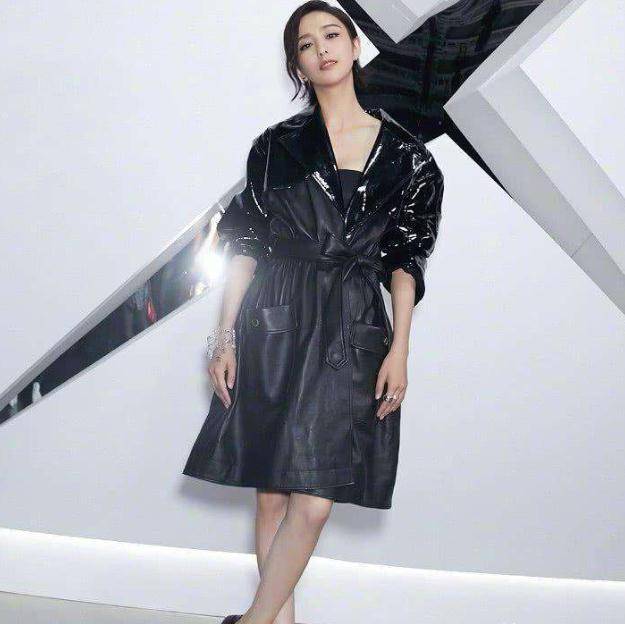 佟丽娅冻龄女神,黑皮裙露出白皙大腿,网友:确定37岁?