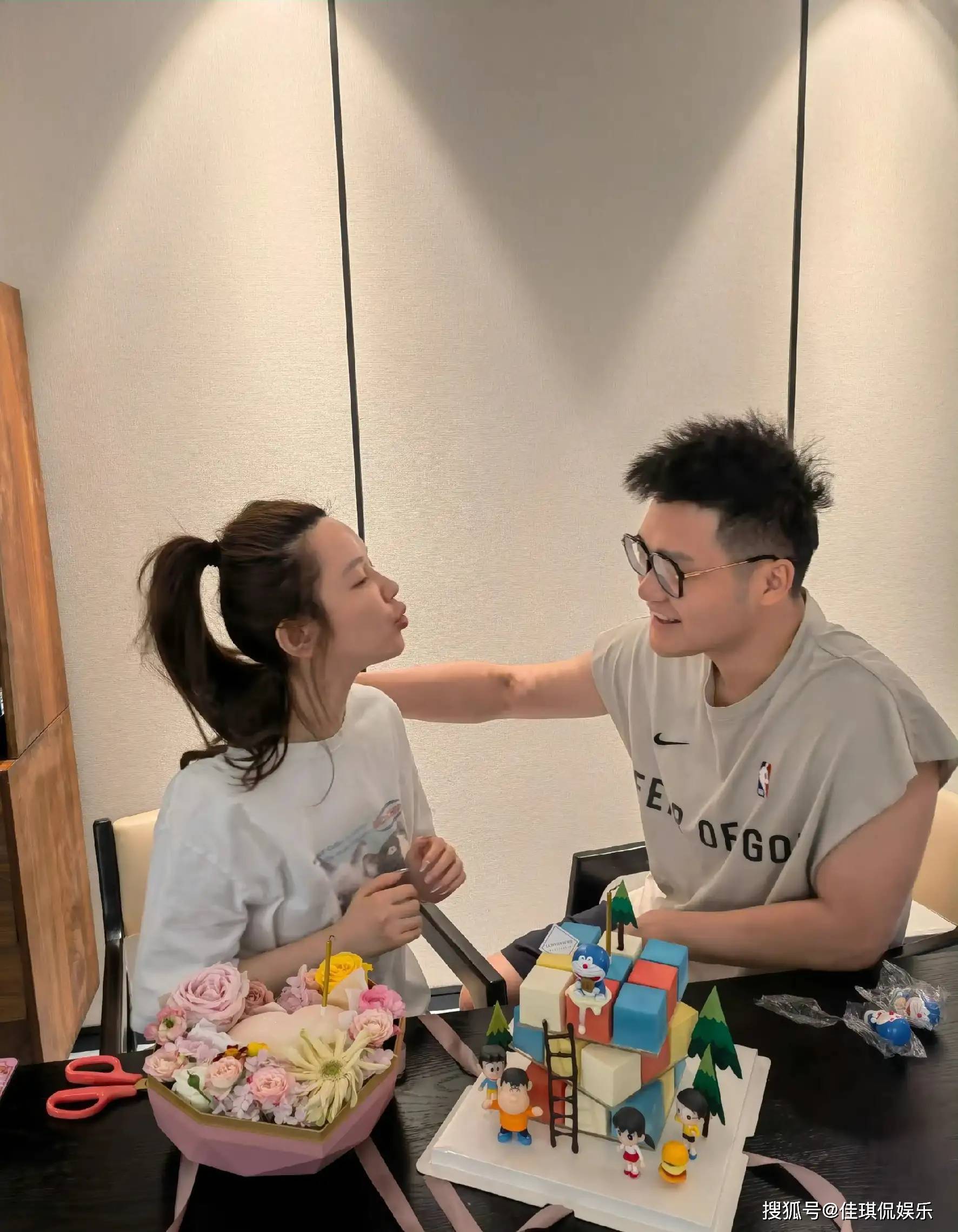 网红张大奕订婚后庆生,秀恩爱晒幸福,直言:最温馨的一个生日_蒋凡