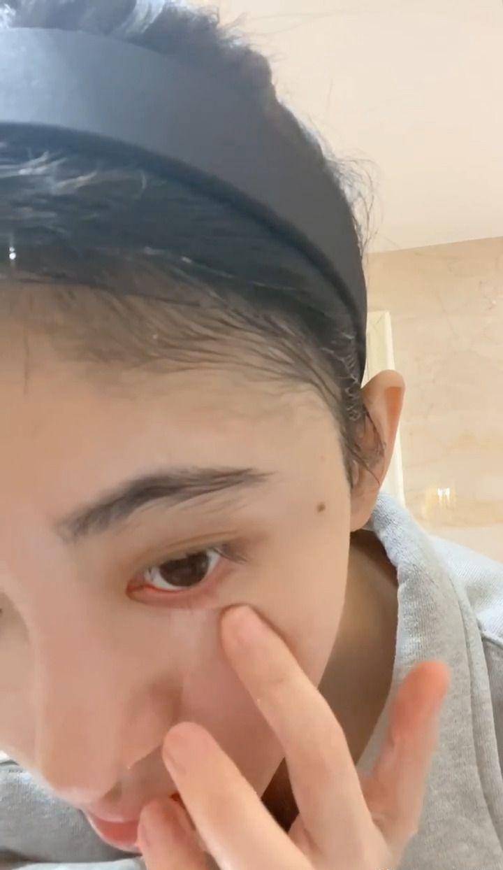 鞠婧祎对着手机镜头洗脸,冲去脸上的泡沫后,被她的素颜惊住了_实力