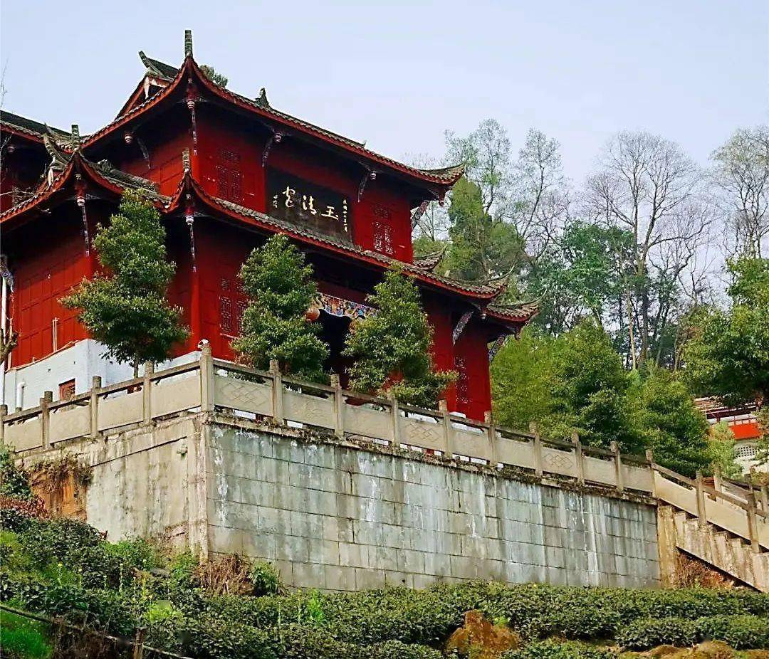 玉清宫在青城山丈人峰的北坡,旧名天真观,建于明代,由于上下两殿组成