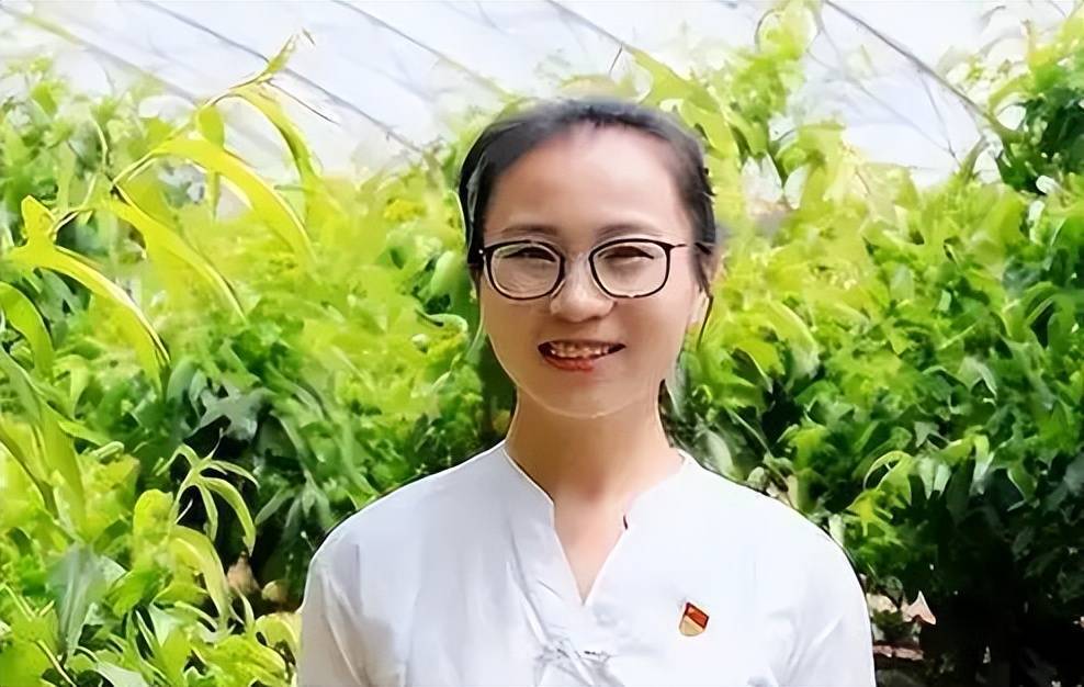 90后山东女孩,成为美女"副县长",虽不是名校生但履历也不一般_家长
