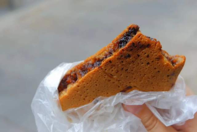 穿过热闹的西街,走进狭窄的裴巷,这家康庄满煎糕曾是阿球每日的心心念