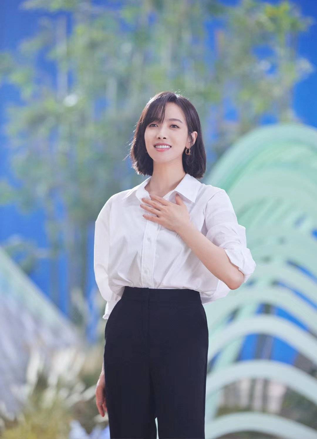 宋茜穿基础版白衬衫配西装拖地长裤,经典黑白配,时尚利落_身材_黑色