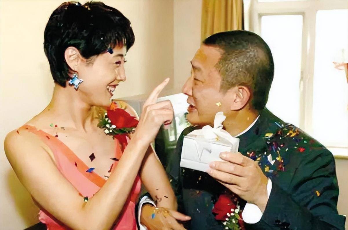 65岁知名导演张黎:5任妻子个个貌美如花,最后一个比他小10岁_刘琳