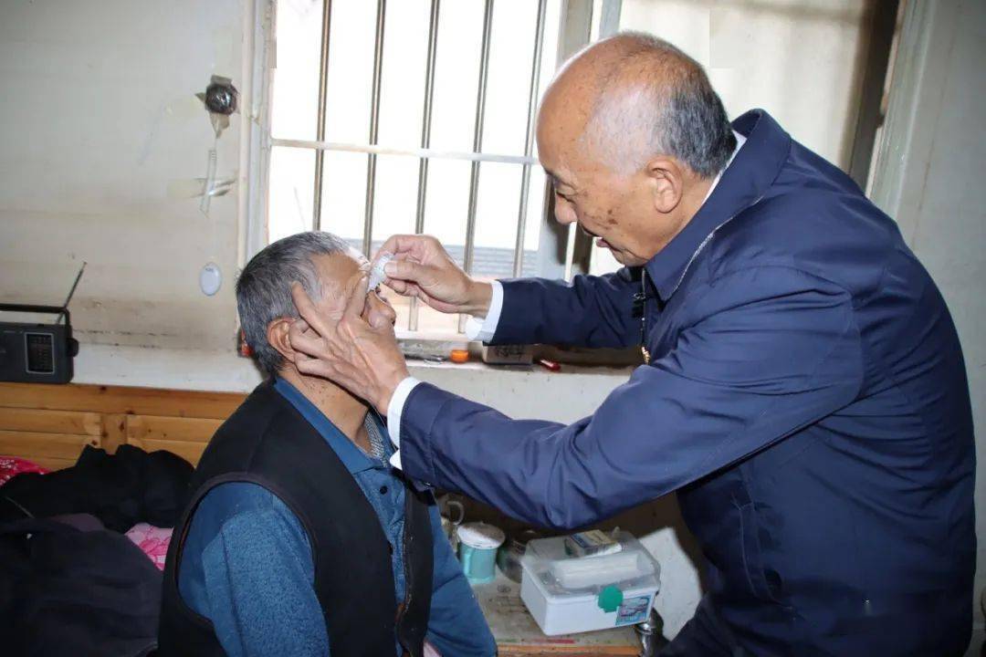 "见李桂科进来,余振华惊喜之余也多了一丝遗憾.