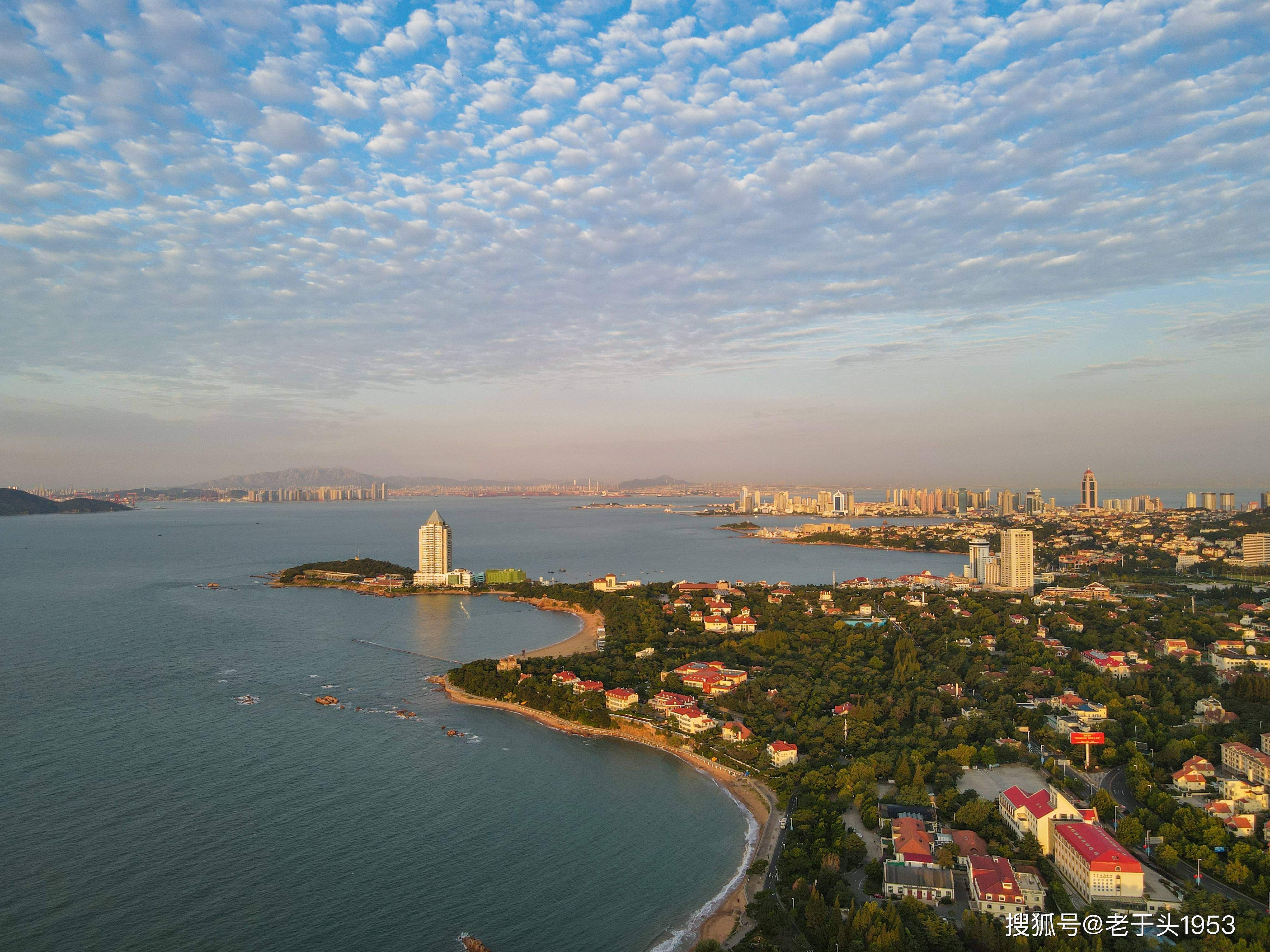 航拍八大关海滨东海日出石老人海水浴场青岛奥林匹克帆船中心远眺浮山