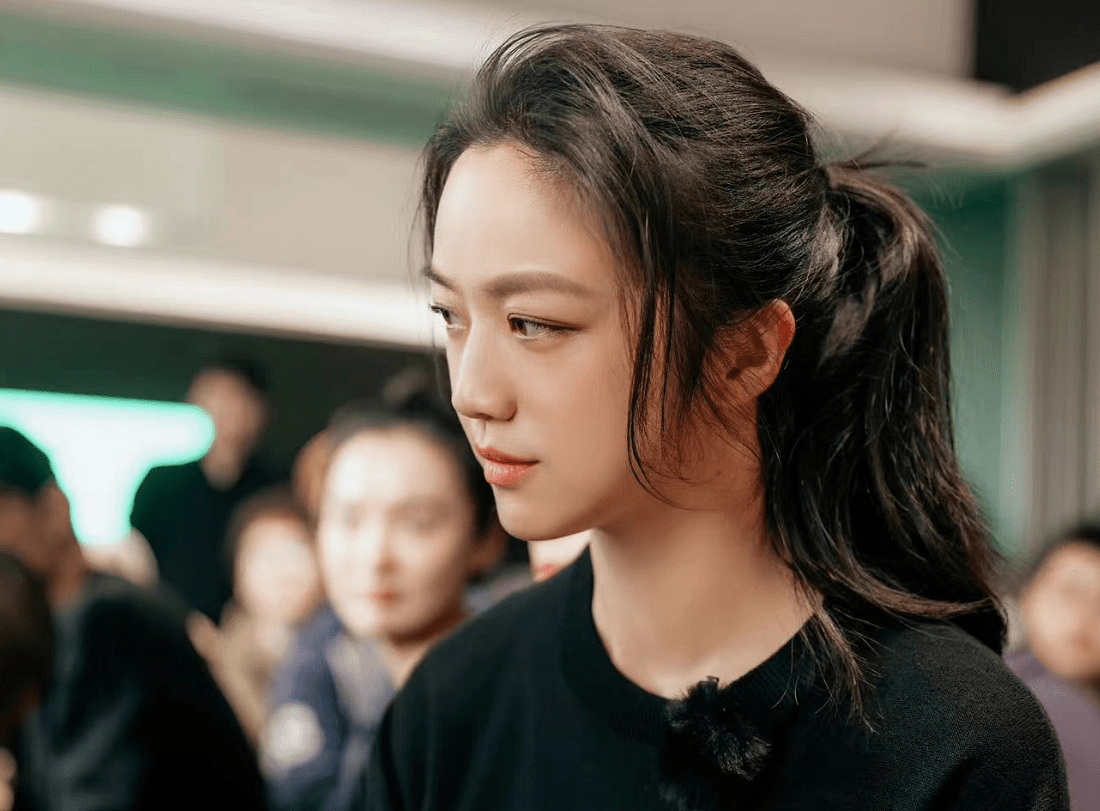 43岁汤唯穿休闲装亮相打扮好少女,拿下大奖太长脸_造型_卫衣_活动