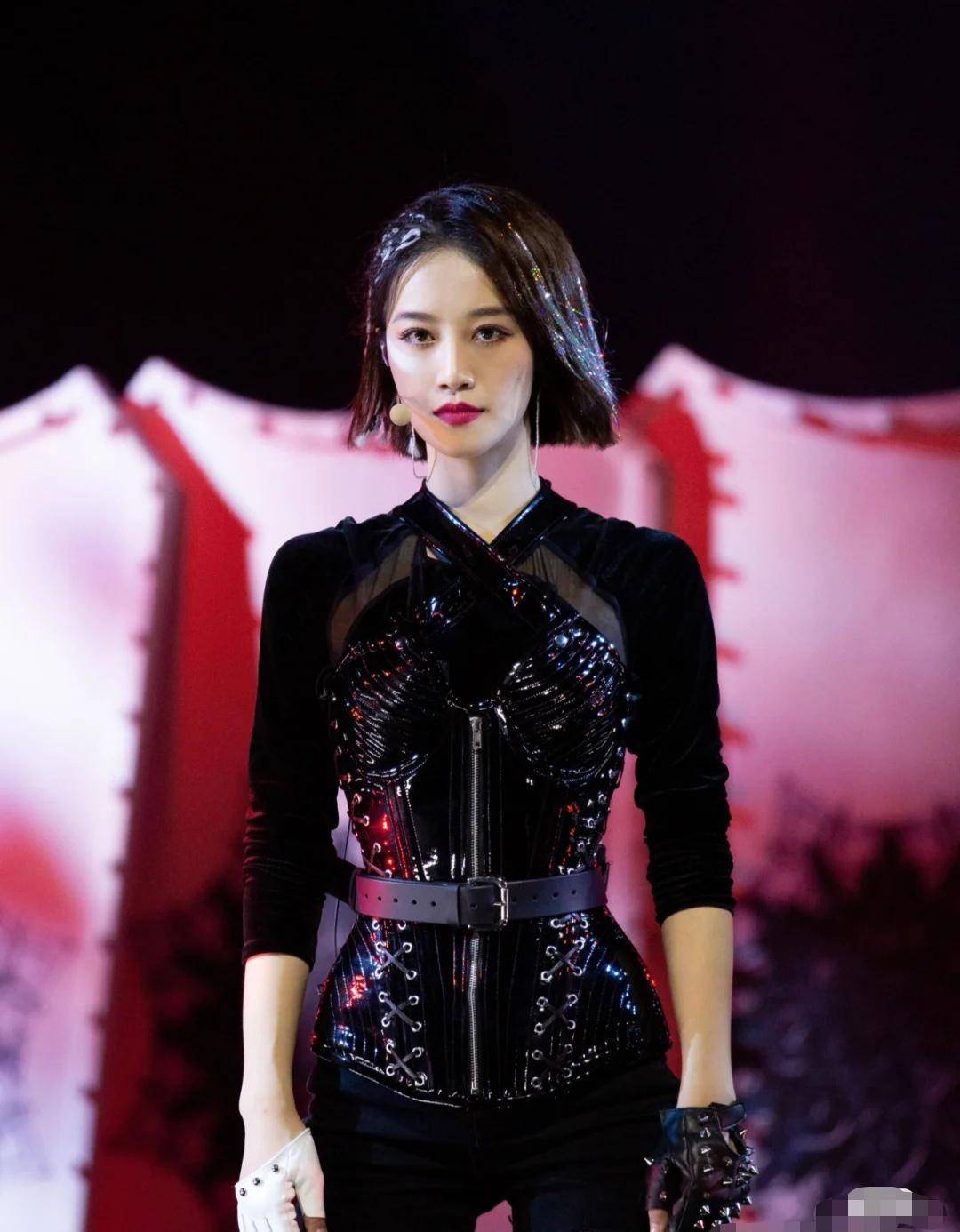 蓝盈莹驾驭能力好强,30岁穿jk制服,依旧"少女"模样_气质_风格_造型