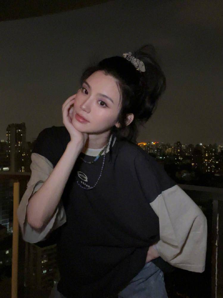奚梦瑶扎高马尾少女感十足 对镜比耶甜笑
