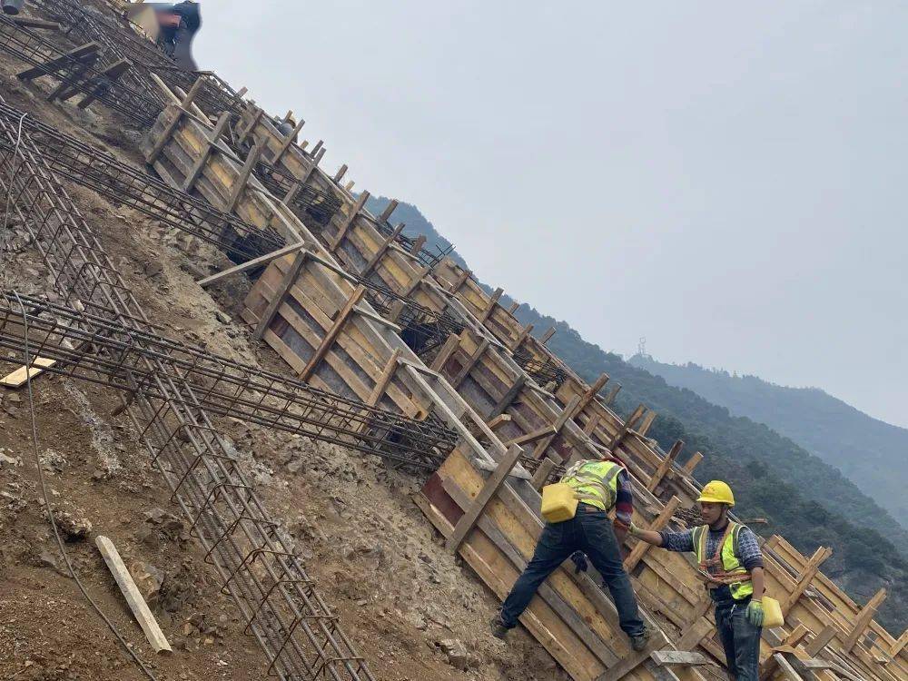 10月23日,洛泽河特大桥5号台顶第8级边坡锚杆框架梁20-50m模板安. .