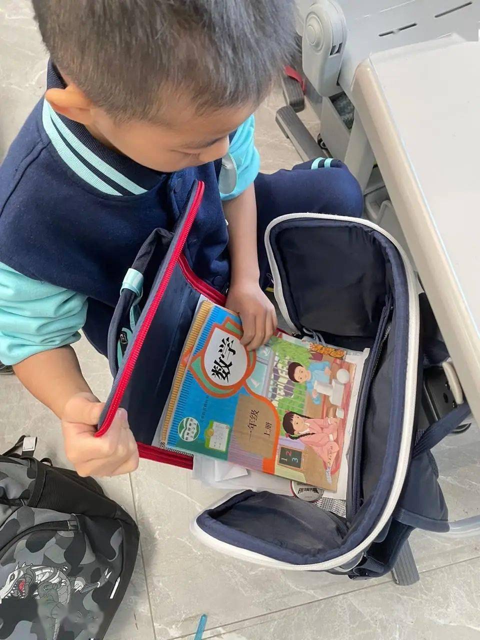别看我们一年级的同学年龄小,整理书包,那可是很厉害的!