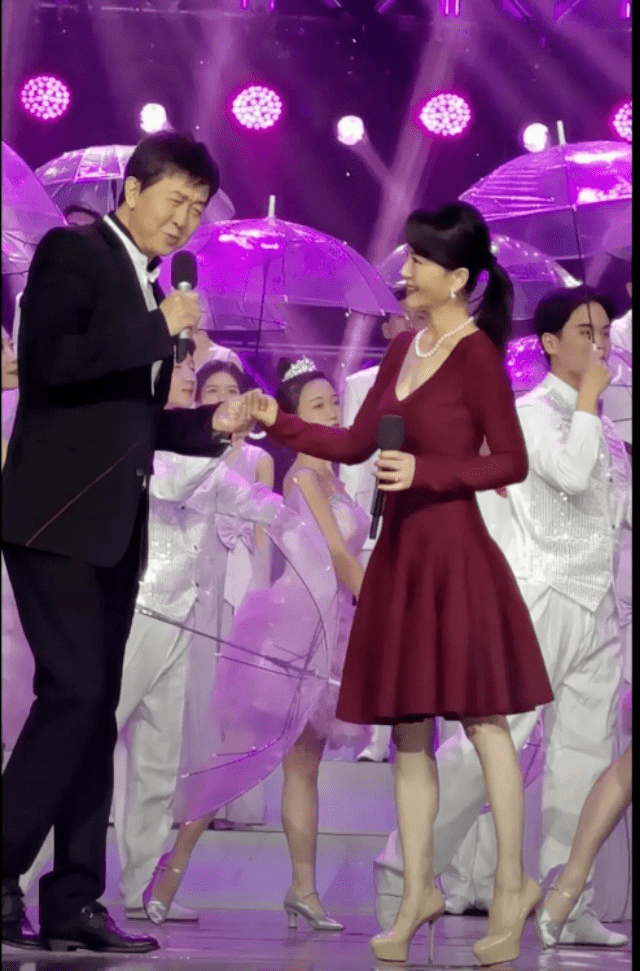 前凸后翘的曲线都是比较的明显,而且下面穿了一双高跟鞋,看起来比较的