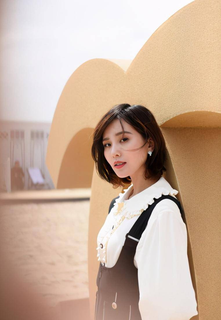 穿衬衫的姑娘,而且总是能穿出不一样的感觉比如:有一种高级叫刘诗诗穿