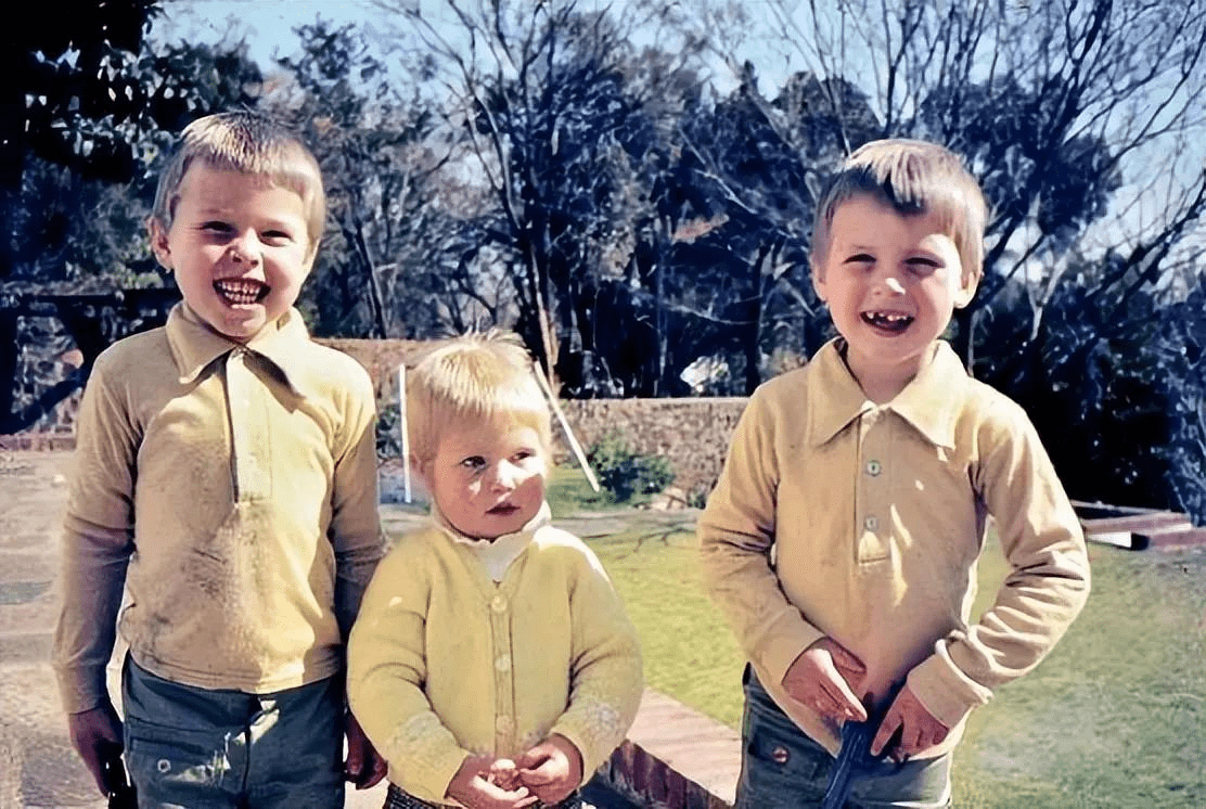 在马斯克8岁的时候,父母离婚了.