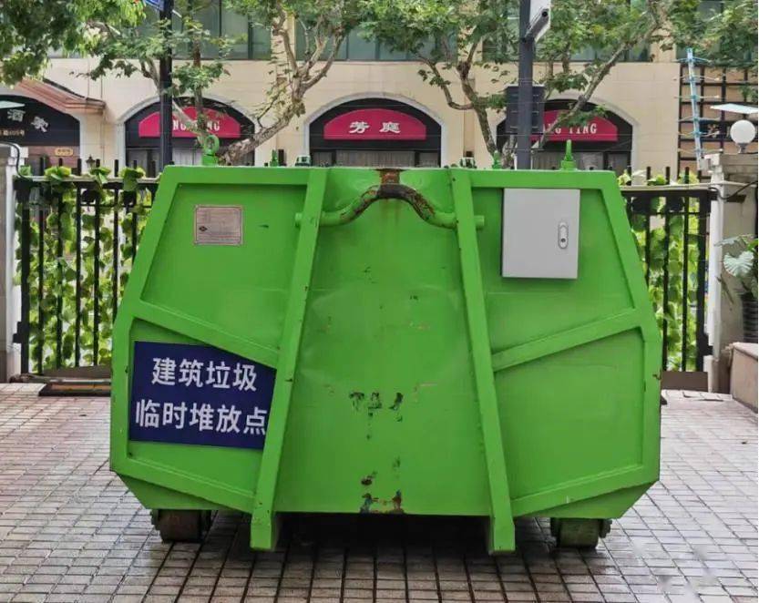 新外滩花苑由于小区建成时并未规划建筑垃圾投放的场所,且小区公共