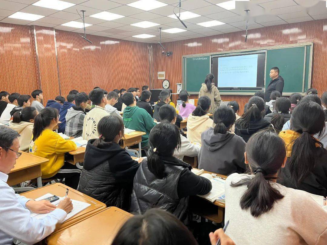 桑华成主任,江苏省特级教师,沭阳高级中学朱漫丽主任与会并作重要讲话