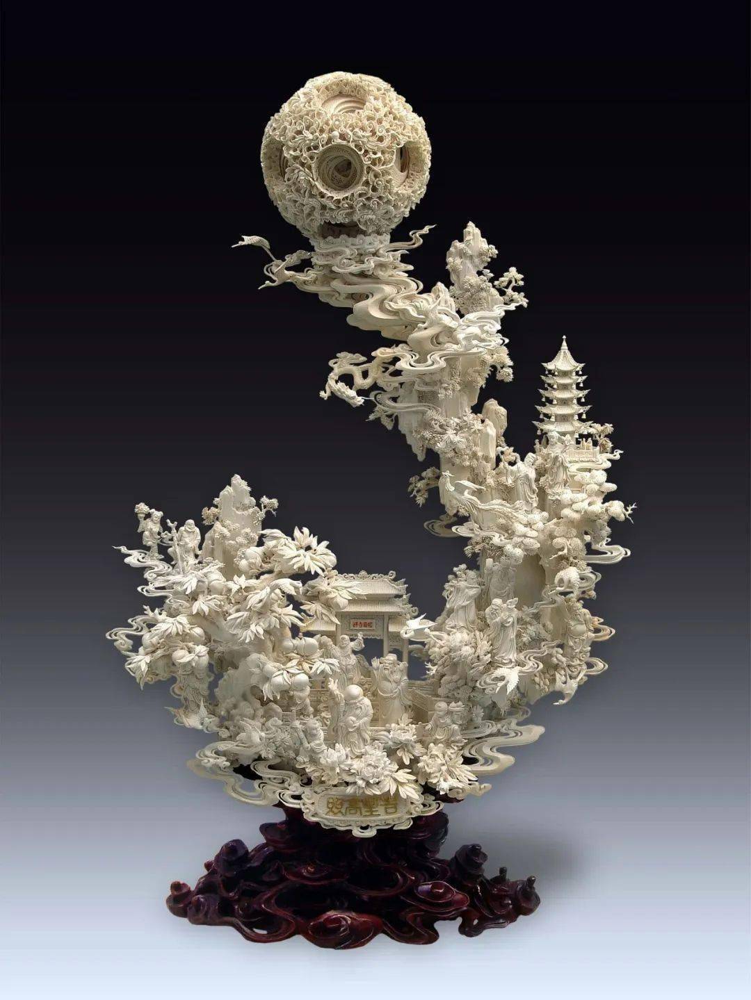 "以及"题材多样的牙雕精品"五个方面为我们讲解象牙雕刻的奇妙物语