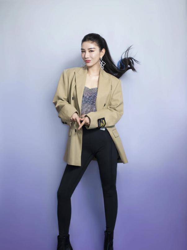 穿金黑拼色条纹裙配黑透丝,姨妈红唇色像极女巫_时尚_穿着_look