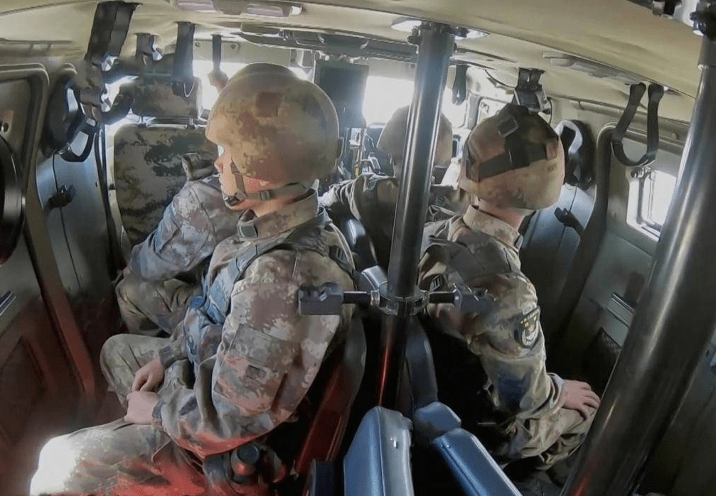 1辆坦克也没有,我军轻型合成旅火力弱,靠什么打赢