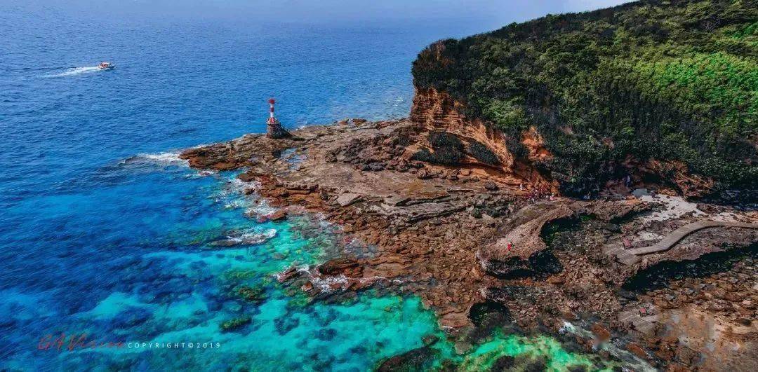 它位于涠洲岛火山口地质公园之内,处于涠洲岛的西南端,属于地质公园的