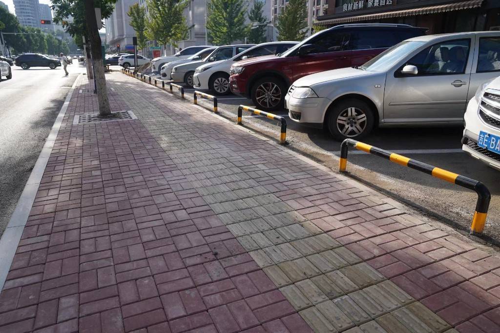 拓宽城市道路的基础上,实施微改造,在有条件的路段采取大修人行步道