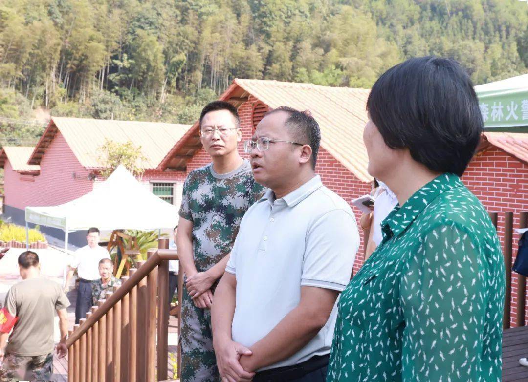 10月28日,县委书记,县长陈夏广到城口镇红城林场调研林场生态综合示范