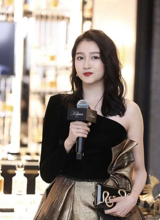 关晓彤生图再次被嘲,裙子暴露赘肉,"大壮"又回来了?_照片_因为_电视机
