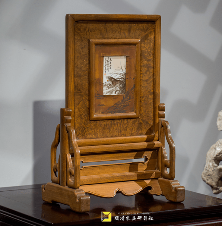 民国 楠木镶瘿木嵌余竹青款浅绛彩威震山巅瓷板画插屏 研习社藏品楠木