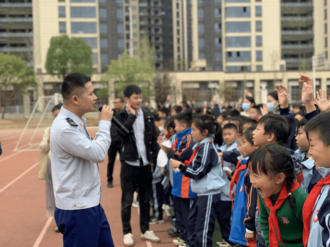 消防练习训练进校园 防备未“燃”保安然