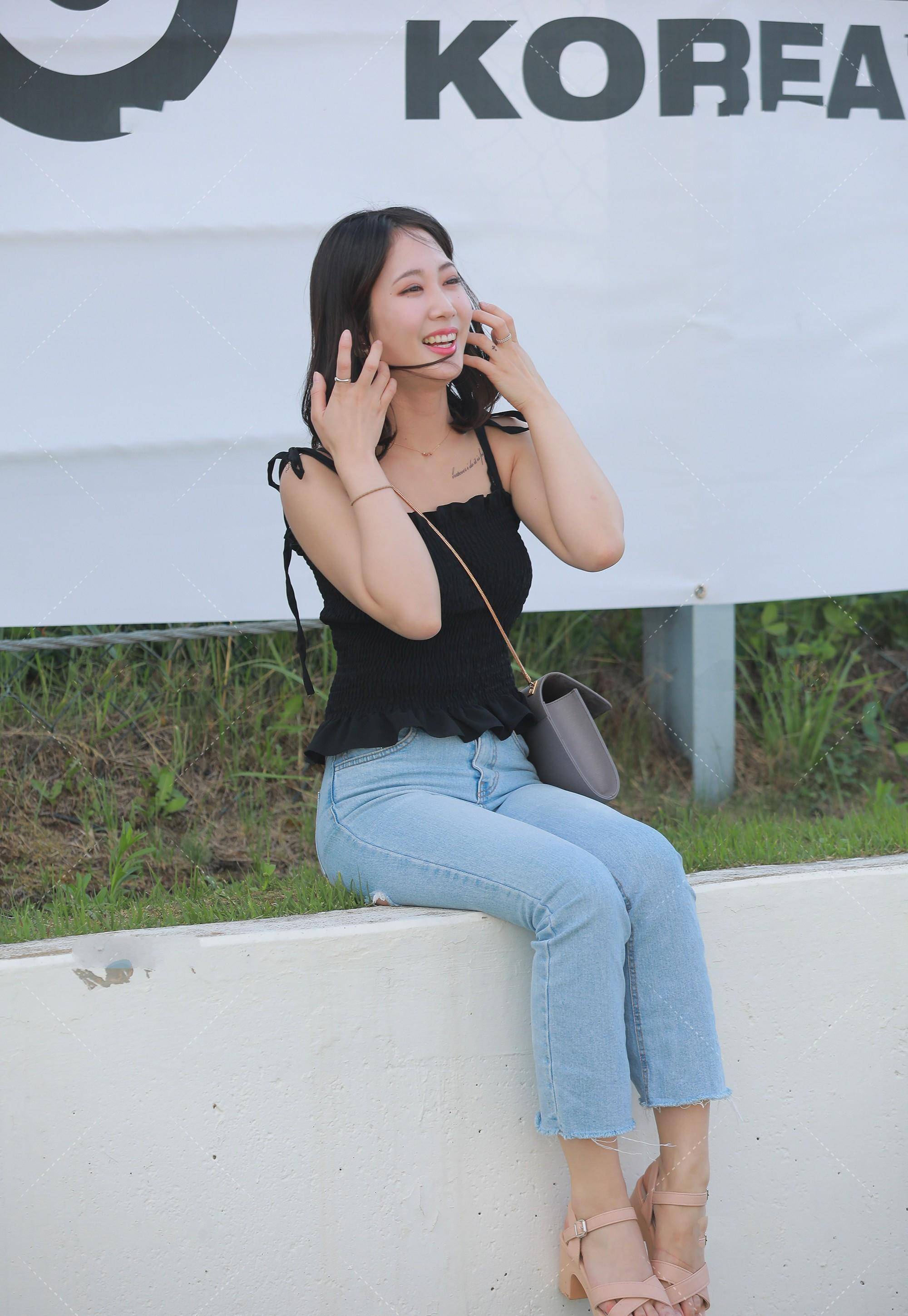 黑色上衣搭配蓝色裤子,经典穿搭,青春靓丽_衣服_背心_时候