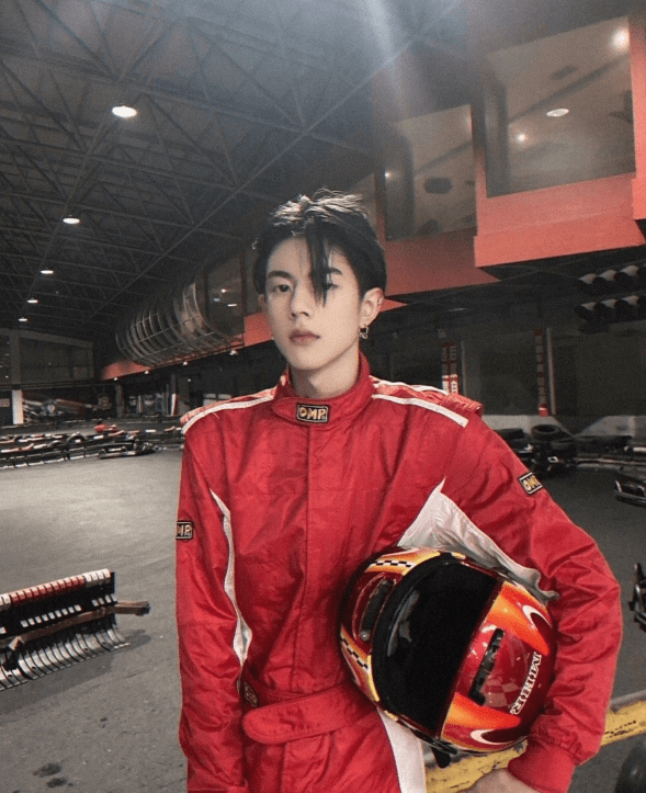 网友在澡堂偶遇王思聪和纪东杰,两人高调出行,身旁美女一路跟随_慎婕