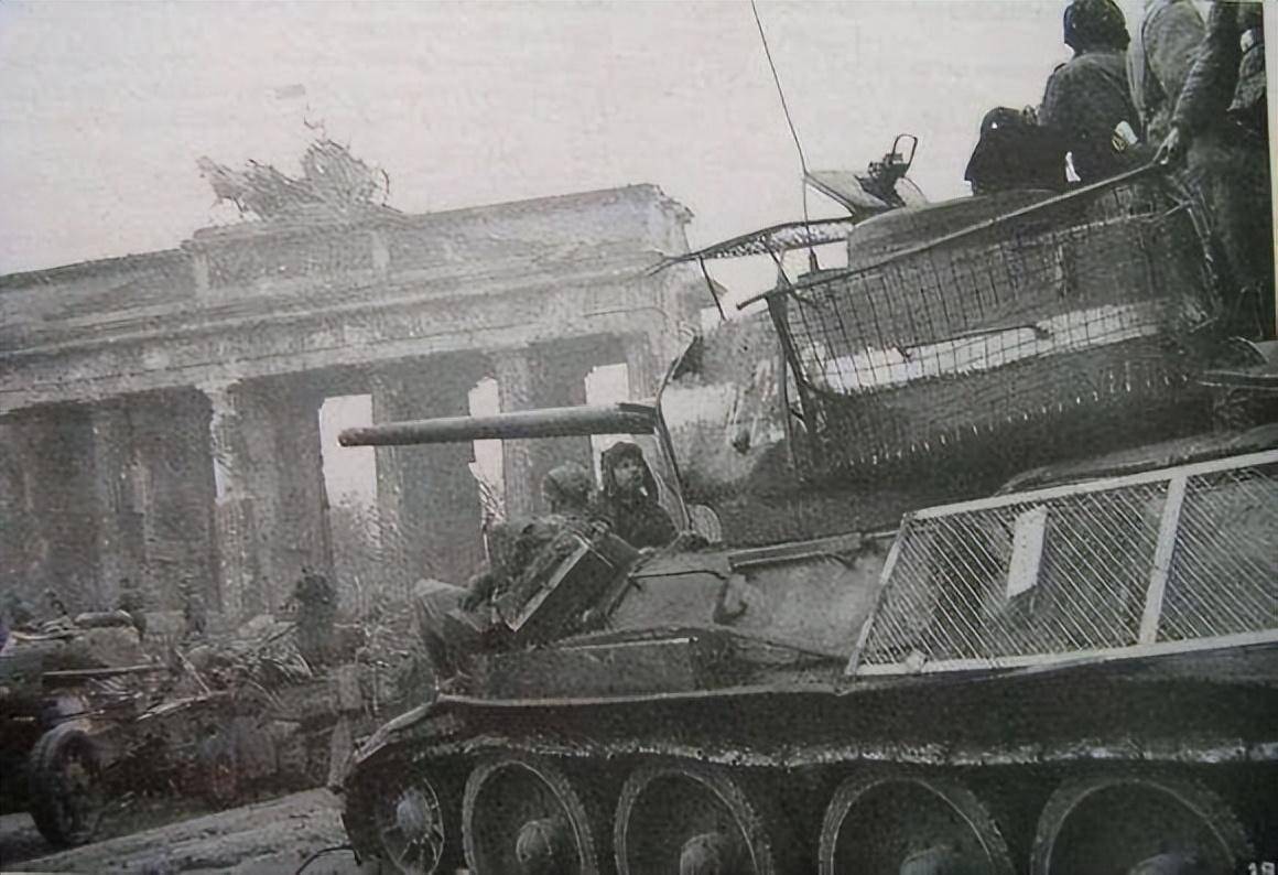 反坦克导弹逼疯俄军，T80坦克装满“防盗窗”，简单廉价又保命