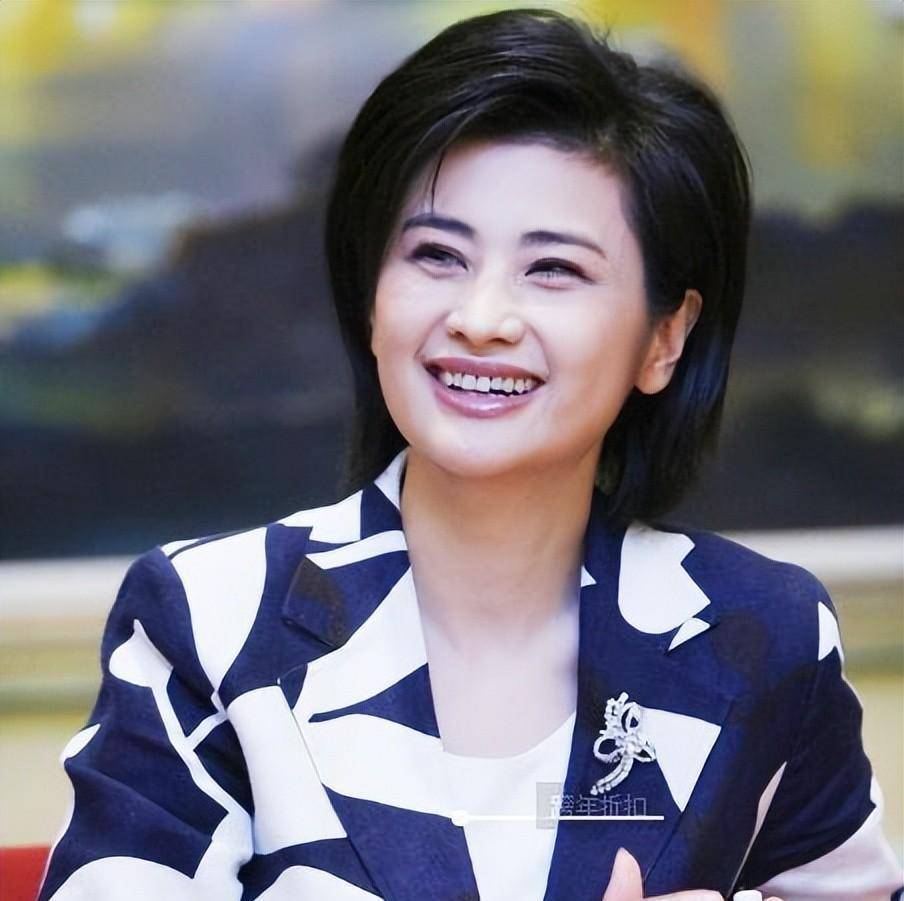 凤凰卫视女主持人吴小莉,太美了_思考_节目_问题