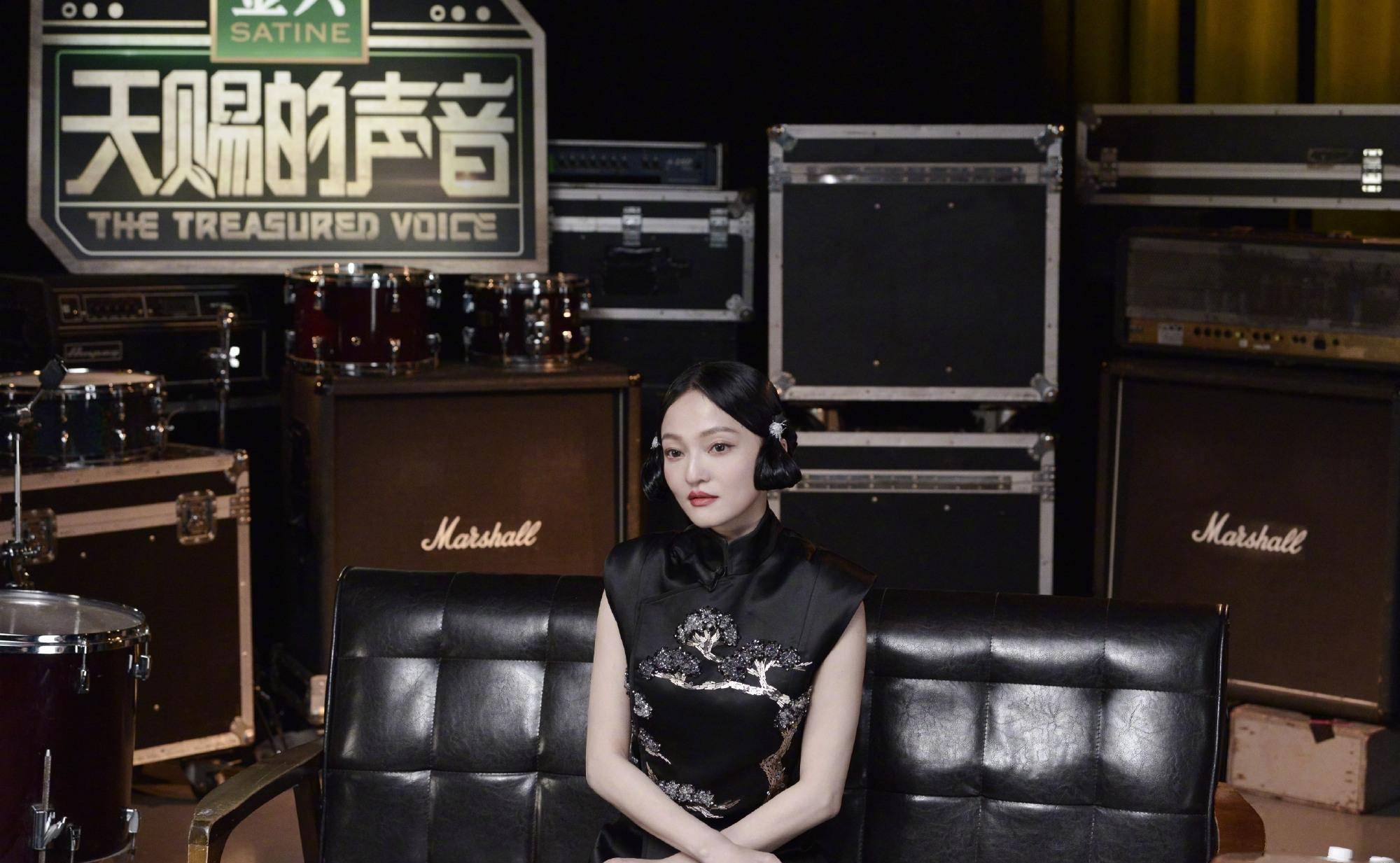 38岁张韶涵仍是少女,黑色改良旗袍配吊带丝袜,跨次元演唱芒种_时尚_的