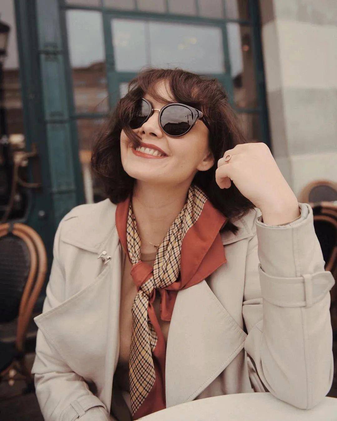 为什么法国女人喜欢戴帽子,中国女人喜欢戴黄金?_丝巾_珍珠_配饰