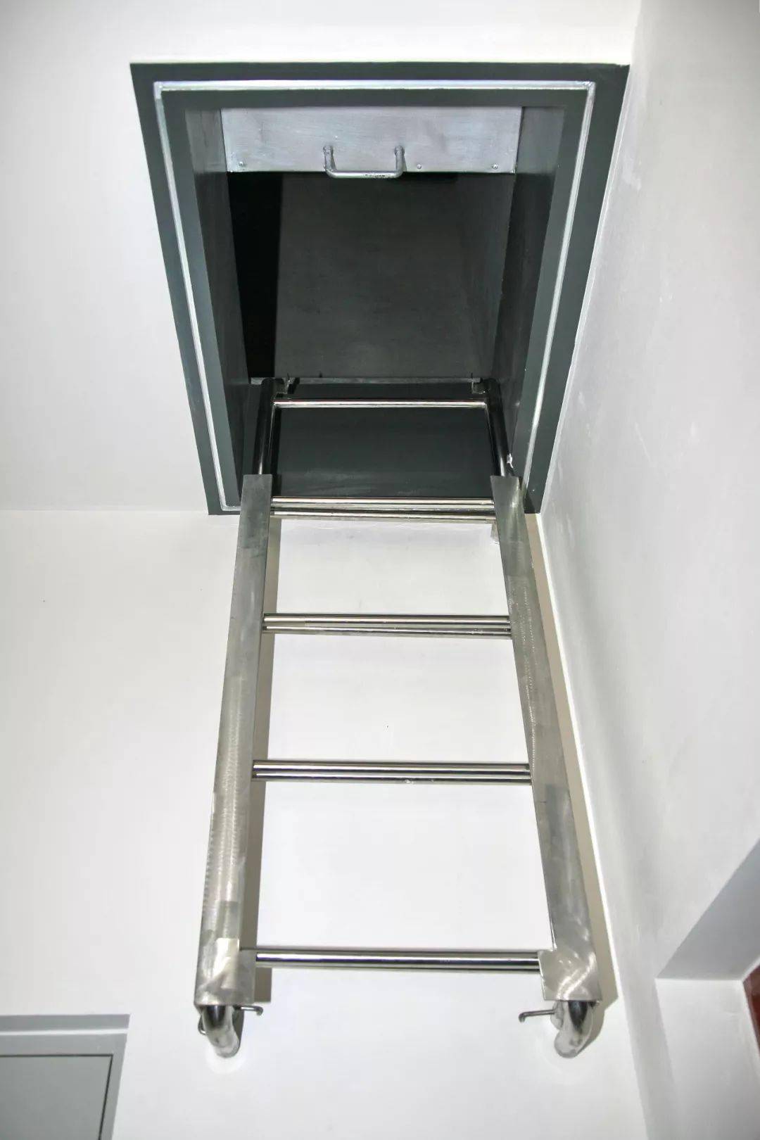 屋面出入口爬梯效果楼梯底板滴水线效果楼梯踏步涂刷地坪漆及整体效果