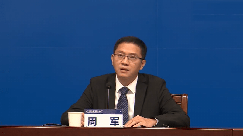 发布会上,广州市白云区副区长周军对加强风险防控和居民服务方面所