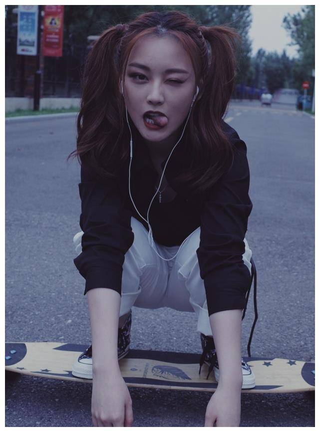 就是扮演女黑客kiko的鲨鱼贤.