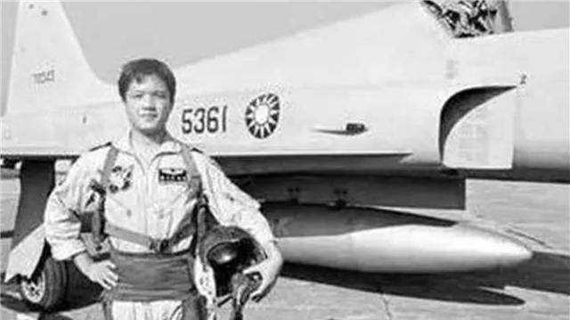 台湾飞行员黄植诚，驾驶战斗机回归大陆，获65万奖励，后来如何？